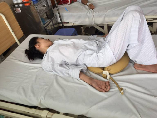 Bệnh nhân đang được điều trị tại Bệnh viện Bạch Mai. (Ảnh: M.T/Vietnam+) Uống thuốc nam trị bệnh, một phụ nữ bị liệt cả hai chân hai tay ảnh 1