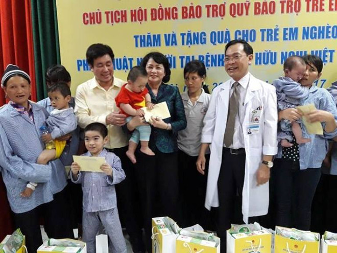 Phó Chủ tịch nước thăm, tặng quà cho bệnh nhân nghèo ảnh 1