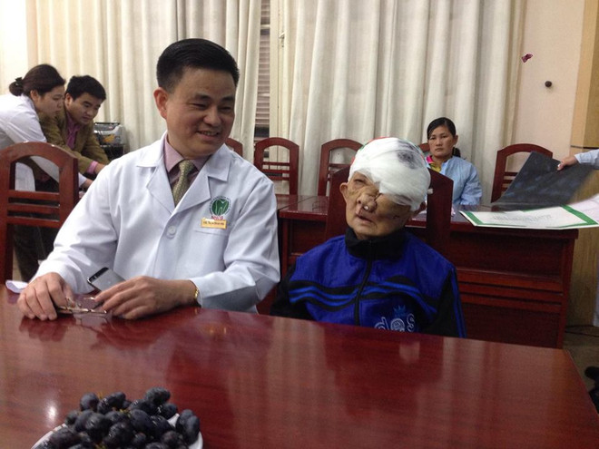 Bà cụ có khối u khổng lồ 3kg trên mặt đã phẫu thuật thành công ảnh 1