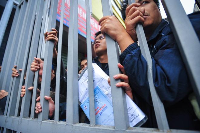 Bộ Y tế "họp nóng," phê bình điểm tiêm xảy ra chen lấn xô đẩy ảnh 1