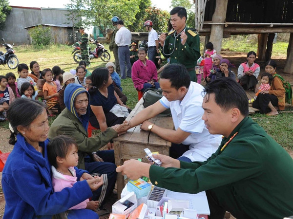 Người thầy thuốc 11 năm thủy chung với huyện đảo vùng biên ảnh 1