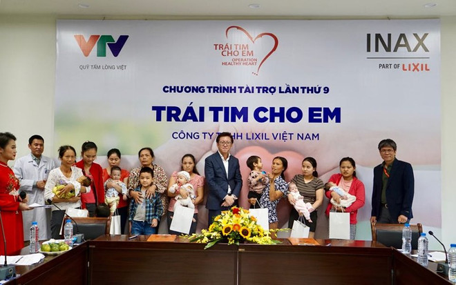 Hơn 50 phần quà tặng cho các bệnh nhi có hoàn cảnh khó khăn đang điều trị tại Bệnh viện Nhi Trung ương. (Ảnh: PV/Vietnam+) Mỗi năm Việt Nam có 15.000 trẻ sinh ra mắc các bệnh tim bẩm sinh ảnh 2