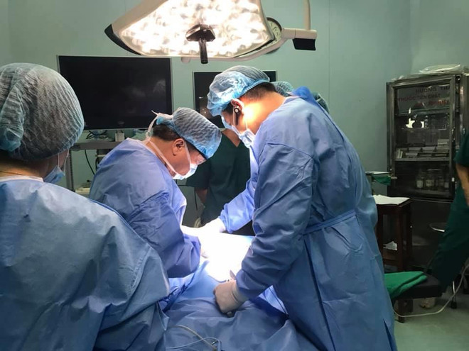 Bé trai 3 tuổi mắc ung thư tuyến giáp, di căn nhiều hạch ảnh 1