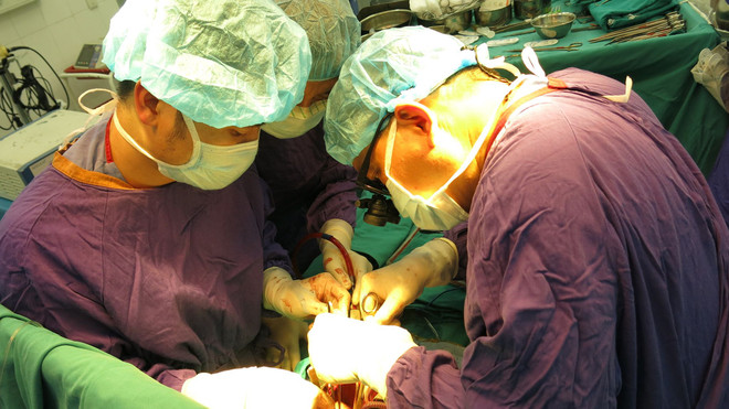 Bác sỹ Bệnh viện Hữu nghị Việt Đức phẫu thuật tim cho trẻ trong chương trình Trái tim cho em. (Ảnh: PV/Vietnam+) Mỗi năm Việt Nam có 15.000 trẻ sinh ra mắc các bệnh tim bẩm sinh ảnh 1