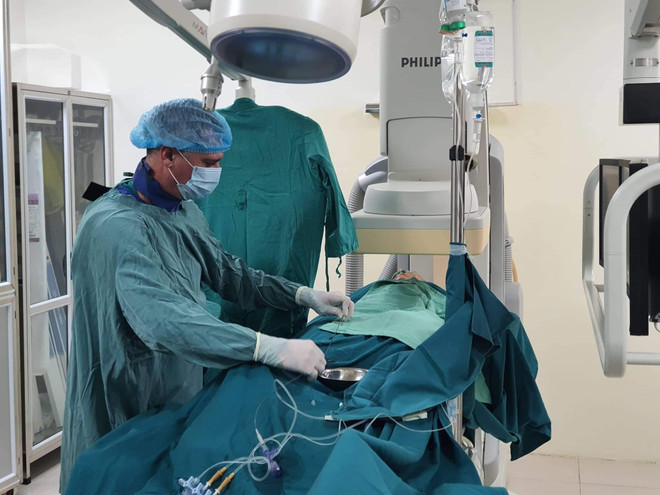 Chuyên gia y tế Cuba 'giữ chân' người bệnh lại Quảng Bình ảnh 3