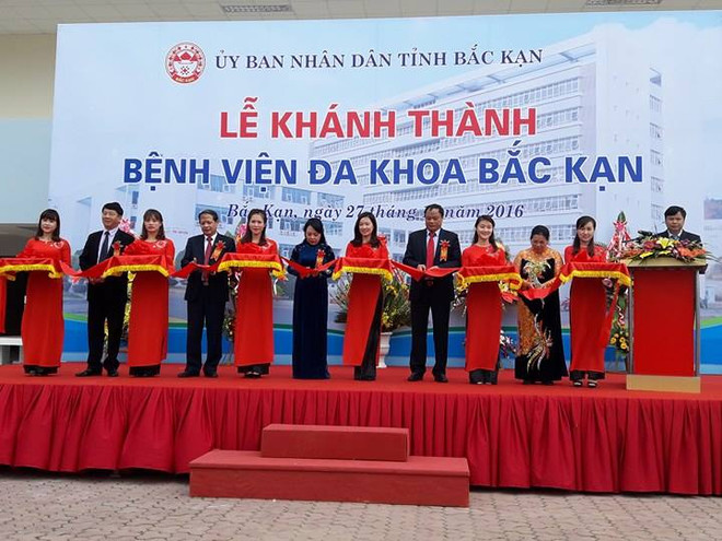 Các đại biểu cắt băng khánh thành bệnh viện. (Ảnh: PV/Vietnam+) Khánh thành bệnh viện đa khoa tỉnh Bắc Kạn quy mô 500 giường ảnh 2