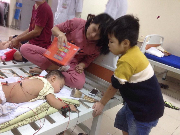 Bé Phúc bên cạnh em nhỏ cùng phòng bệnh. (Ảnh: PV/Vietnam+) Chuyện mẹ con cậu bé 7 tuổi đấu tranh với bệnh tan máu bẩm sinh ảnh 2