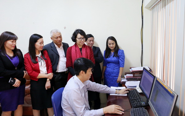 Tổng Giám đốc Bảo hiểm Xã hội Việt Nam Nguyễn Thị Minh kiểm tra hoạt động của hệ thống một cửa điện tử tập trung. (Ảnh: PV/Vietnam+) Bảo hiểm Xã hội Việt Nam triển khai hệ thống một cửa điện tử tập trung ảnh 1
