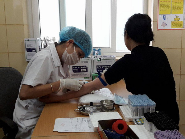 Nhân viên y tế lẫy máu xét nghiệm cho bệnh nhân tại Bệnh viện K. (Ảnh: PV/Vietnam+) Bệnh viện K xử lý 7 cán bộ có thái độ “nhũng nhiễu” với bệnh nhân ảnh 1