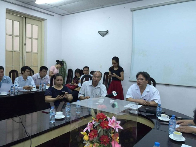 Giáo sư Trần Bình Giang - Giám đốc Bệnh viện Việt Đức chủ trì buổi họp báo về vụ mổ nhầm chân vào sáng 20/7. (Ảnh: Minh Sơn/Vietnam+) Điểm lại 6 sự cố y khoa gây “rúng động” trong năm 2016 ảnh 3