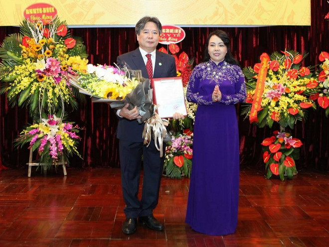 Bộ trưởng Y tế Nguyễn Thị Kim Tiến trao quyết định và chúc mừng giáo sư-tiến sỹ Trần Bình Giang. (Ảnh: PV/Vietnam+) Bệnh viện Hữu nghị Việt Đức chính thức có tân giám đốc ảnh 1