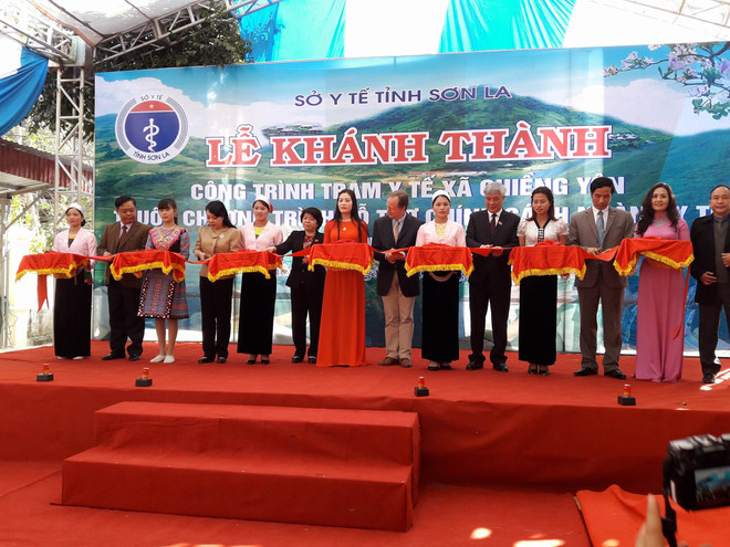 Cắt bằng Khánh thành Trạm y tế xã Chiềng Yên. (Ảnh: PV/Vietnam+) Bộ Y tế: 50% số trạm y tế xã trên cả nước chưa đạt chuẩn quốc gia ảnh 1