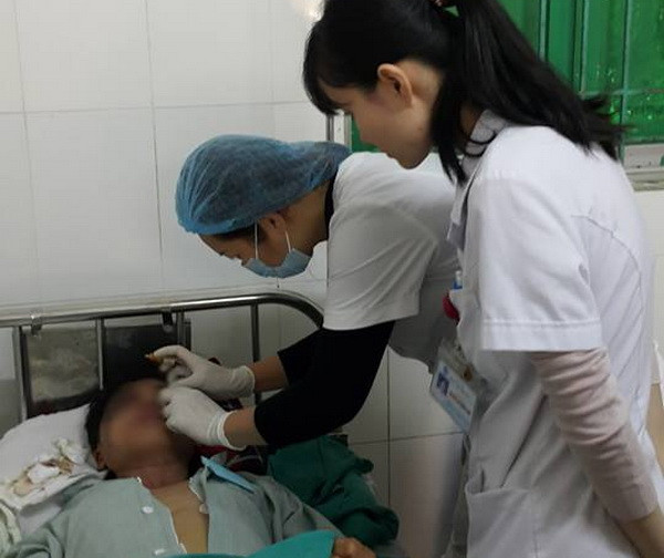 Cứu sống một thanh niên bị súng hoa cải bắn liên tiếp vào mặt ảnh 1