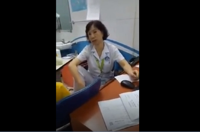 Yêu cầu bác sỹ có tư thế khám bệnh không đúng quy định giải trình ảnh 1