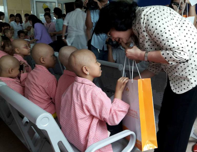 Phó Chủ tịch nước tặng quà cho bệnh nhi ung thư dịp Trung Thu ảnh 1