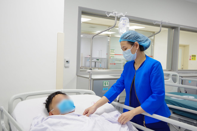 Bệnh nhân đang điều trị tại Bệnh viện Trung ương Quân đội 108. (Ảnh: PV/Vietnam+) Hai bệnh nhân nam bị nhồi máu não cấp có tiền sử hút thuốc lá lâu năm ảnh 1