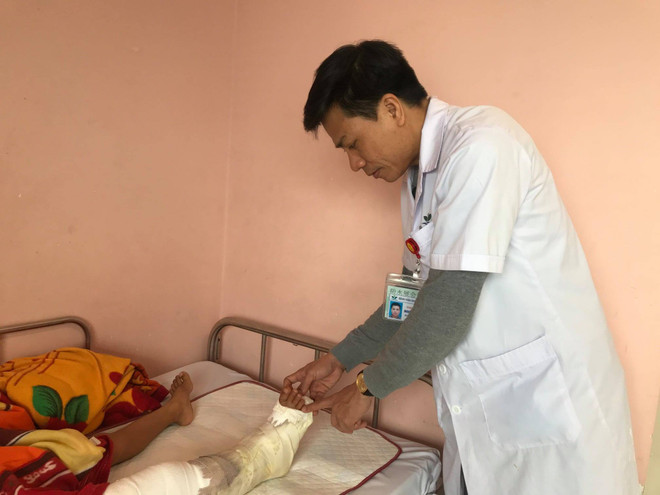 Bé trai bị máy xúc múc phải gây dập nát cẳng chân nghiêm trọng ảnh 1