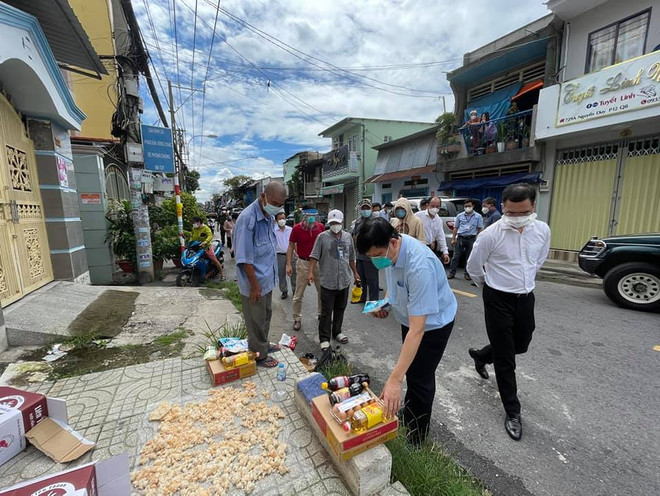 Bộ trưởng Bộ Y tế đến phường 5 (Quận 8, Thành phố Hồ Chí Minh). (Ảnh: PV/Vietnam+) Ngày 27/8, thuốc Molnupiravir được Bộ Y tế đưa vào điều trị F0 tại nhà ảnh 2