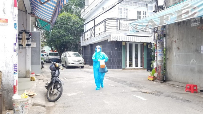 Nhân viên y tế tại Thành phố Hồ Chí Minh. (Ảnh: PV/Vietnam+) Bộ Y tế công bố chi tiết chương trình thí điểm điều trị F0 tại nhà ảnh 1