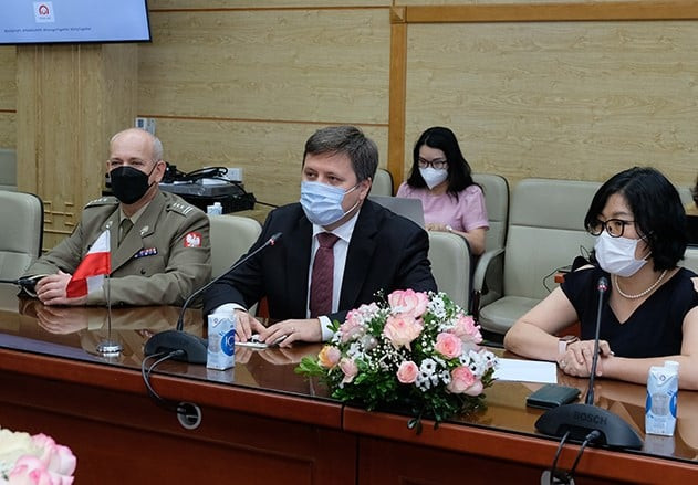 Ba Lan bàn giao hơn 500.000 liều vaccine AstraZeneca cho Việt Nam ảnh 2