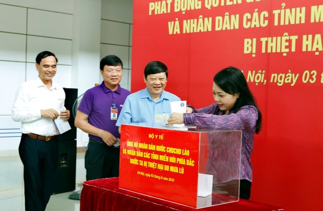 Bộ Y tế quyên góp ủng hộ nhân dân Lào và người dân vùng lũ ảnh 1