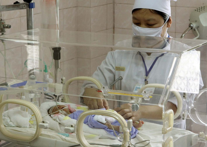Nhân viên y tế thực hiện đề án về sàng lọc sơ sinh tại một bệnh viện ở tỉnh Thanh Hóa. (Ảnh: TTXVN) Mỗi năm Việt Nam có khoảng 41.000 trẻ bị dị tật bẩm sinh ảnh 1