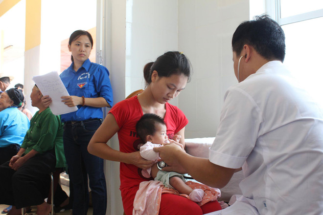 Bác sỹ trẻ tình nguyện khám bệnh trên quê hương cách mạng ảnh 2