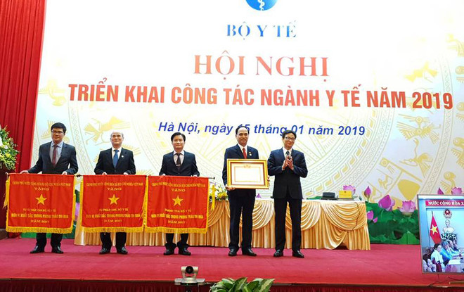 Phó Thủ tướng Vũ Đức Đam trao Cờ thi đua của Chính phủ và Danh hiệu Chiến sĩ thi đua toàn quốc cho tập thể, cá nhân của Bộ Y tế. (Ảnh: PV/Vietnam+) ‘Tự chủ nhưng không buông để bệnh viện chạy theo lợi ích kinh doanh’ ảnh 3