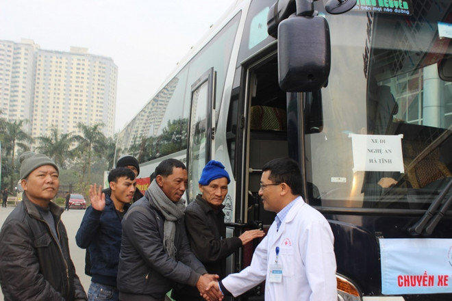 Những chuyến xe yêu thương chở bệnh nhân về quê ăn Tết ảnh 1