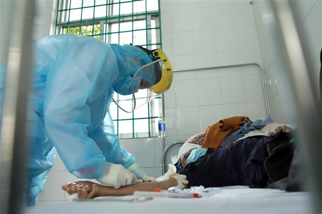 Lấy mẫu máu xét nghiệm cho bệnh nhân xét nghiệm COVID-19 tại Phòng khám Đa khoa khu vực Quang Hà. (Ảnh: Hoàng Hùng/TTXVN) Bài 3: Việt Nam chống COVID-19: 'Cú đấm thép' nơi tuyến đầu chống dịch ảnh 1