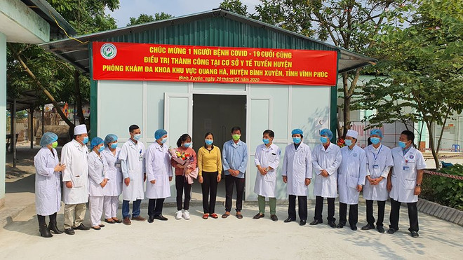 Bệnh nhân nhiễm COVID trong ngày xuất viện. (Ảnh: PV/Vietnam+) Bệnh nhân mắc COVID-19 thứ 16 tại Việt Nam đã được xuất viện ảnh 1