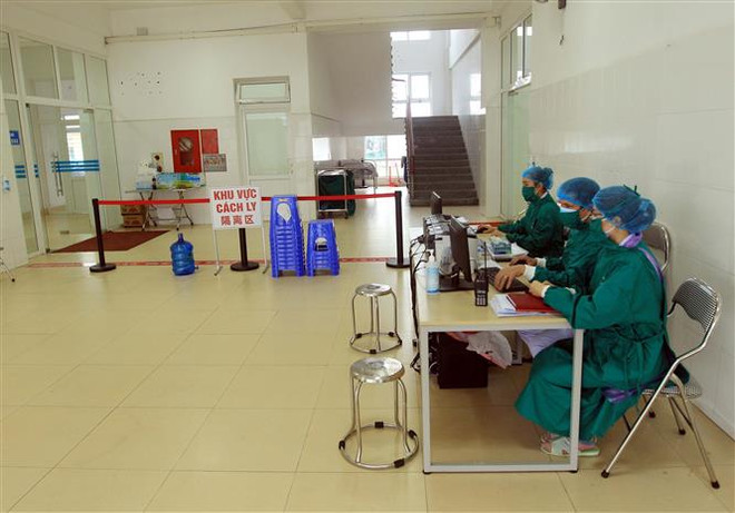 Các bác sỹ túc trực sẵn sàng cách ly các đối tượng nhiễm bệnh COVID-2019. (Ảnh: An Đăng/TTXVN) Việt Nam ghi nhận trường hợp thứ 16 mắc bệnh COVID-19 ảnh 1