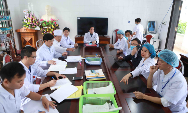 Các y bác sỹ Phòng khám Đa khoa khu vực Quang Hà, huyện Bình Xuyên giao ban. (Ảnh: Hoàng Hùng/TTXVN) Bài 3: Việt Nam chống COVID-19: 'Cú đấm thép' nơi tuyến đầu chống dịch ảnh 3