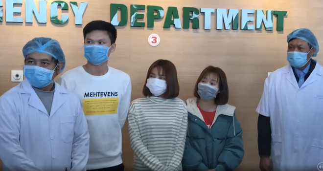 Các bệnh nhân trong ngày ra viện. (Ảnh: PV/Vietnam+) Niềm vui của 3 bệnh nhân mắc 2019-nCoV trong ngày xuất viện ảnh 1