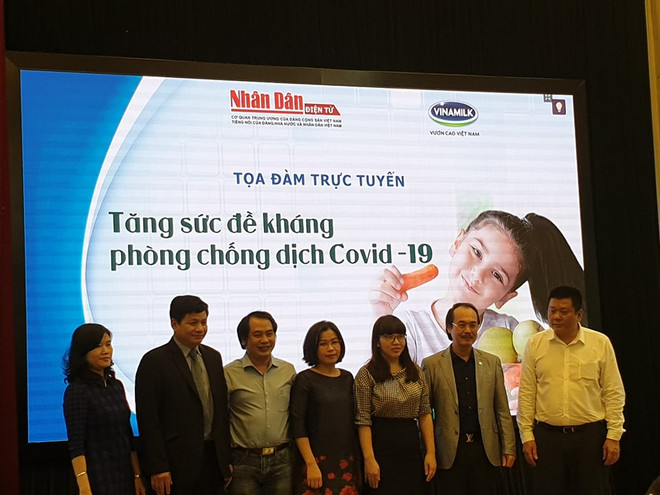 Các chuyên gia tham dự buổi toạ đàm. (Ảnh: PV/Vietnam+) Phòng dịch bệnh, cần thay đổi nhiều thói quen chế biến thực phẩm ảnh 2