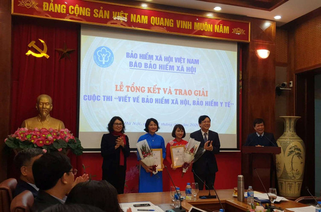 Ban Tổ chức trao giải cho các tác giả đoạt giải Nhất của cuộc thi. (Ảnh: PV/Vietnam+) TTXVN giành 2 giải ở Cuộc thi viết về bảo hiểm xã hội, bảo hiểm y tế ảnh 1