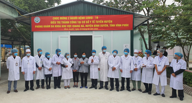 Bà T. và con gái thứ hai N.T.T.D trong ngày được các bác sỹ công bố khỏi bệnh. (Ảnh: T.G/Vietnam+) Bài 2: VN chống COVID-19: Bác sỹ, bệnh nhân kiên cường 'vượt bão' ảnh 2