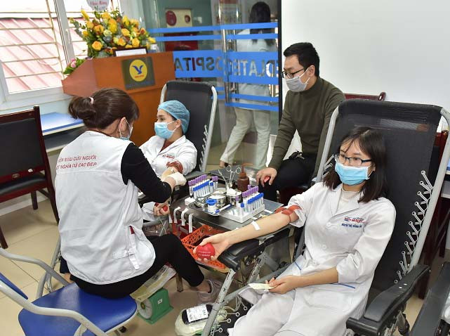 Cán bộ y tế tham gia hiến máu nhân đạo. (Ảnh: PV/Vietnam+) Sôi nổi các hoạt động vượt qua ''cơn bão'' thiếu máu trầm trọng ảnh 1