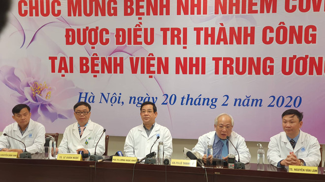 Buổi lễ công bố và tiễn bệnh nhân ra viện tại Bệnh viện Nhi Trung ương. (Ảnh: PV/Vietnam+) Điều trị thành công cho bé gái 3 tháng tuổi mắc bệnh COVID-19 ảnh 1