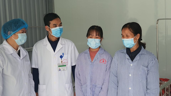 Các bác sỹ chúc mừng hai bệnh nhân đã khỏi COVID-19. (Ảnh: PV/Vietnam+) Thêm 2 bệnh nhân ở Vĩnh Phúc mắc bệnh COVID-19 được chữa khỏi ảnh 1
