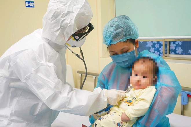 Bác sỹ khám cho bé N.G.L. (Nguồn: Bộ Y tế) Điều trị thành công cho bé gái 3 tháng tuổi mắc bệnh COVID-19 ảnh 2