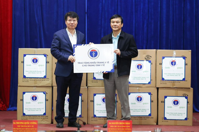 Thứ trưởng Bộ Y tế Trương Quốc Cường tặng khẩu trang y tế cho các đơn vị. (Ảnh: PV/Vietnam+) Bộ Y tế tặng 165.000 khẩu trang y tế cho 7 tỉnh biên giới phía Bắc ảnh 1