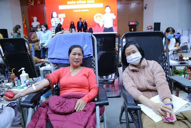 Bà Bùi Thị Khương và con gái tham gia hiến máu nhân đạo. (Ảnh: PV/Vietnam+) Sôi nổi các hoạt động vượt qua ''cơn bão'' thiếu máu trầm trọng ảnh 2