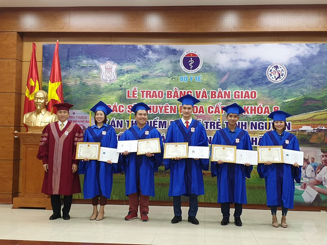 Bàn giao 28 bác sỹ trẻ tình nguyện về công tác tại 13 huyện nghèo ảnh 1