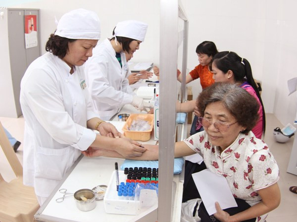  Người có thẻ bảo hiểm y tế được lợi khi điều chỉnh giá dịch vụ y tế ảnh 1