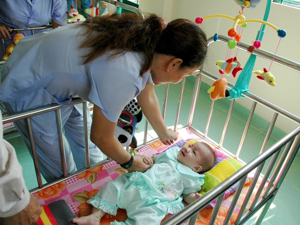 Bộ Y tế yêu cầu xử lý nghiêm vụ bảo mẫu hành hạ trẻ nhiễm HIV ảnh 1