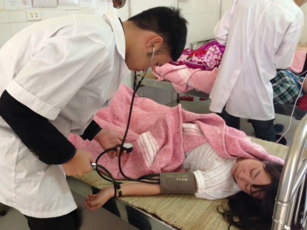 Hơn 100 công nhân bị ngộ độc thực phẩm tại Hà Nội ảnh 1