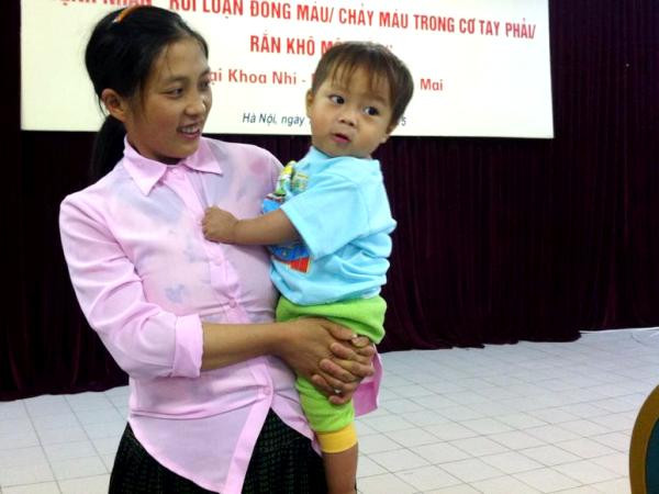 Cứu sống em bé 2 tuổi người H’Mông bị rắn độc cắn rất nặng ảnh 1