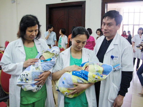 Nuôi sống cặp song sinh 24 tuần tuổi với cân nặng chỉ 500 gram ảnh 1