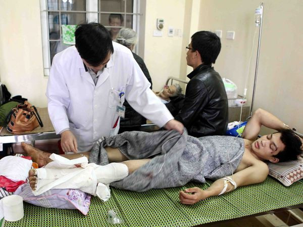 Bộ Y tế tăng cường bác sỹ giỏi trong vụ sập giàn giáo ở Vũng Áng ảnh 1